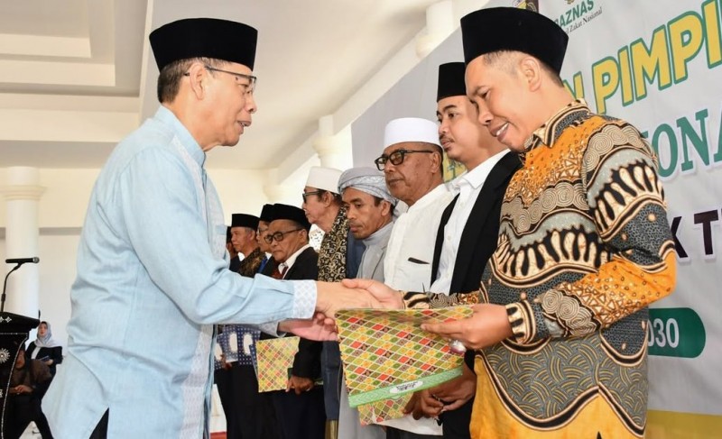 Foto Suasana Khidmat saat Wabup Ir. Moh. Edwin Hadiwijaya, M.M Menyerahkan SK Dewan Syari’ah Baznas Lotim pada Jumat (18/7/2025) di Pendopo Bupati Lombok Timur (Dok. PKP Lotim)